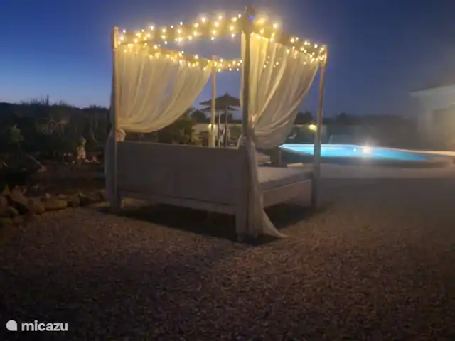 Villa Candelaria en España, Murcia, Murcia - villa La cama con dosel donde puedes tumbarte a la sombra durante el día y disfrutar de las hermosas noches por la noche