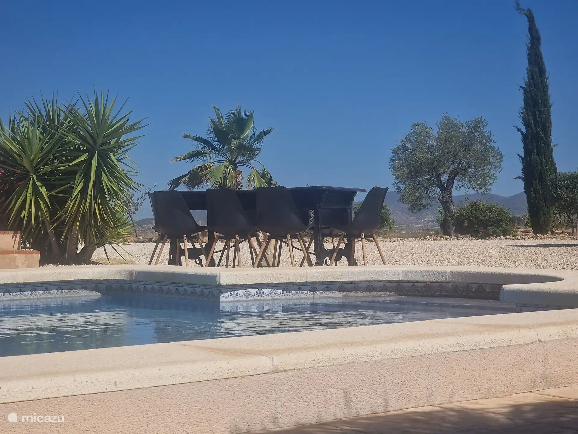 Der Esstisch im Freien. Wo Sie mit 8 Personen sitzen können