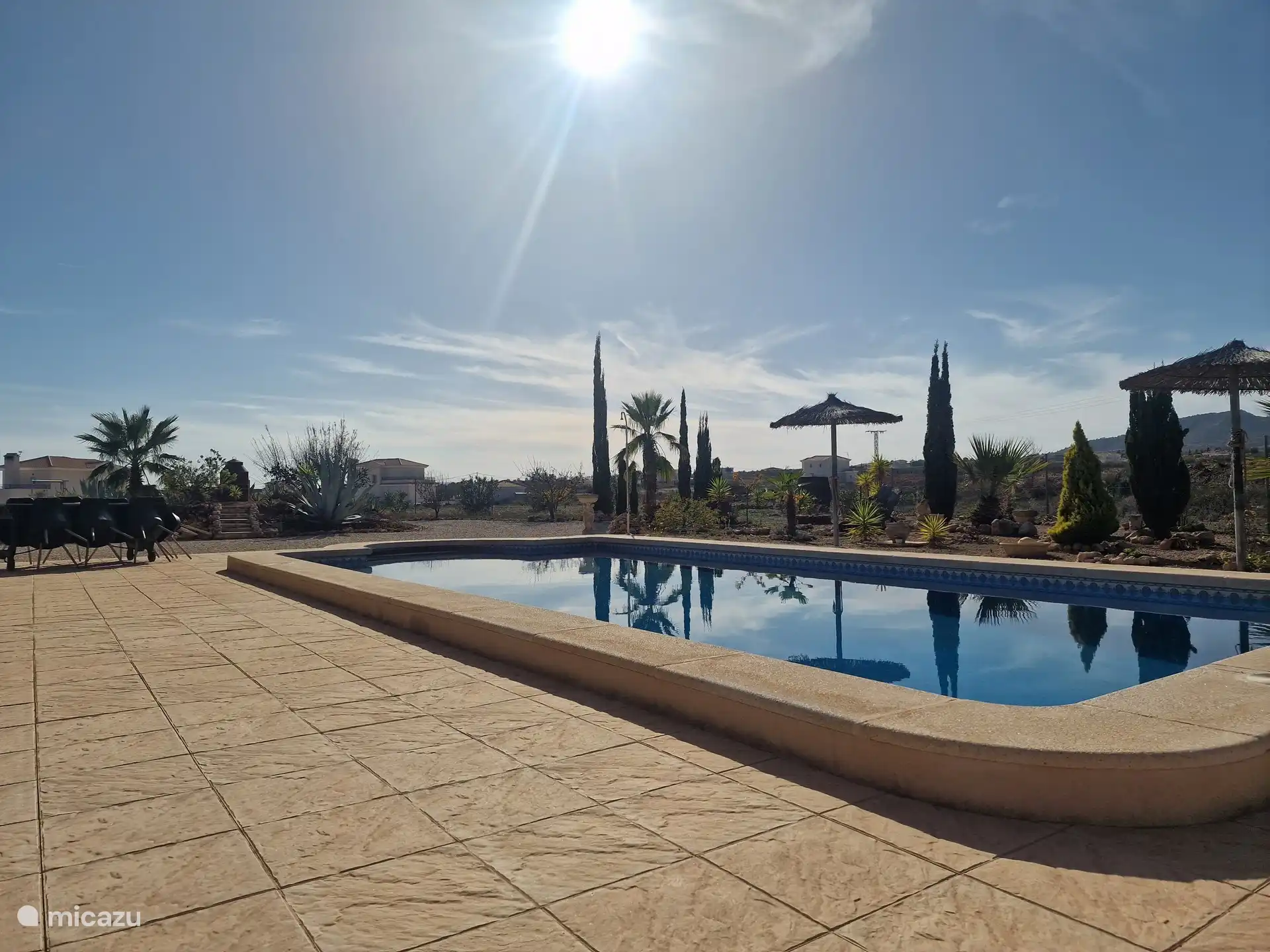 Dieses Foto wurde Mitte November 2024 aufgenommen. Schöne 20 Grad am Pool