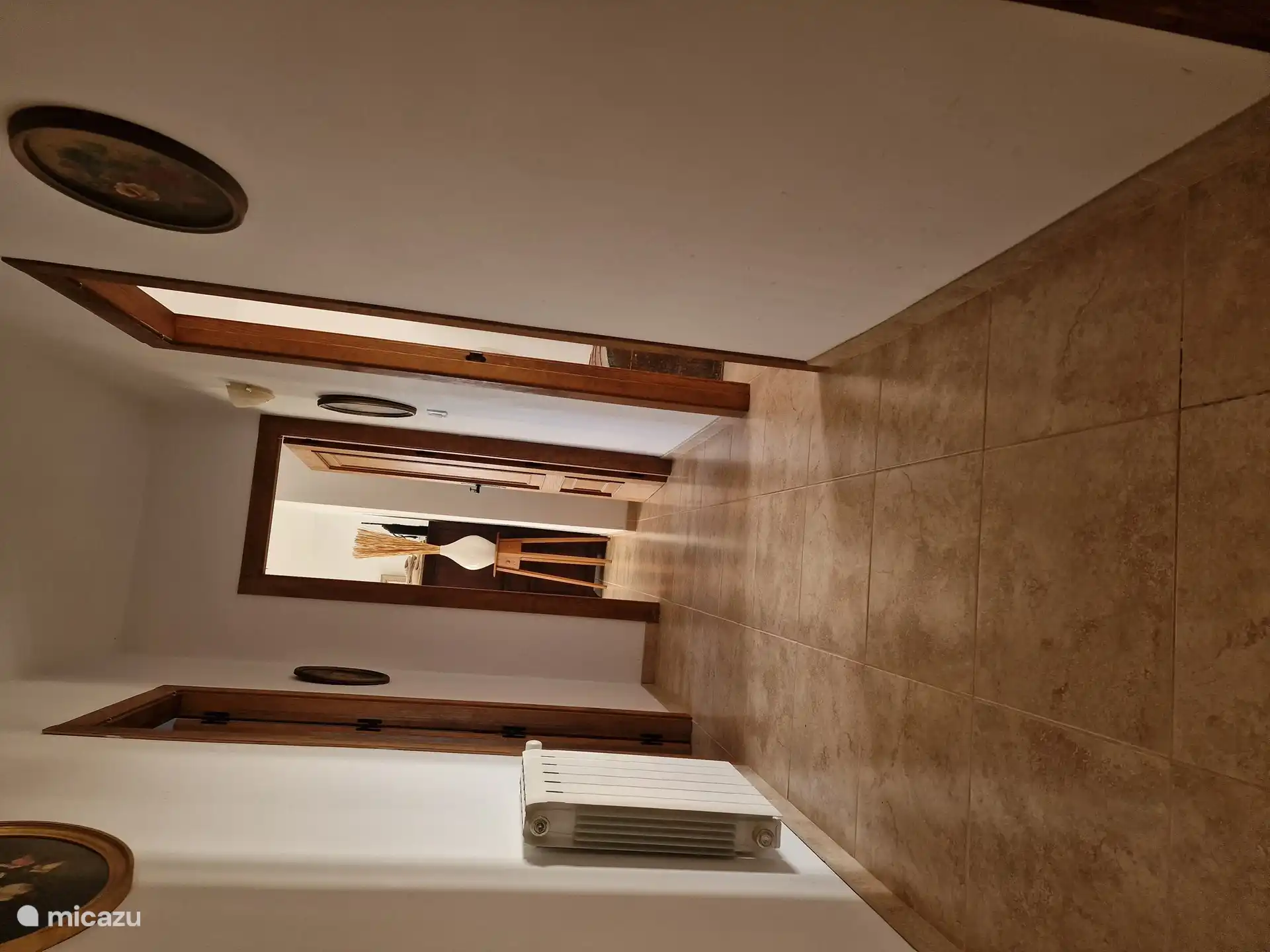 Blick in den Flur mit 3 Schlafzimmern, 1 mit eigenem Bad und 1 großem Badezimmer 