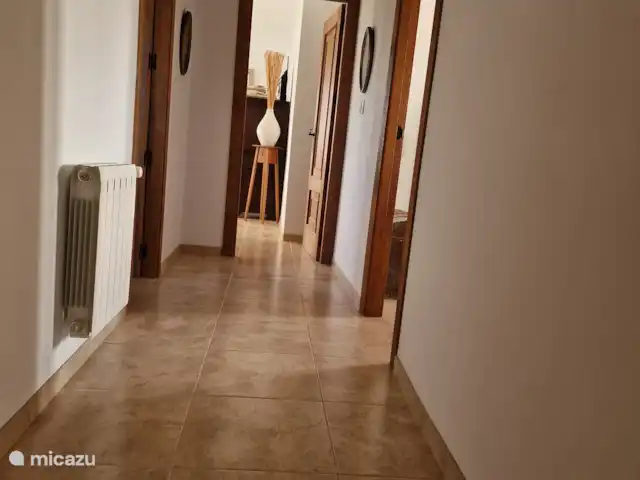 Villa Candelaria en España, Murcia, Murcia - villa Vista al recibidor con 3 dormitorios, 1 con baño en suite y 1 baño grande