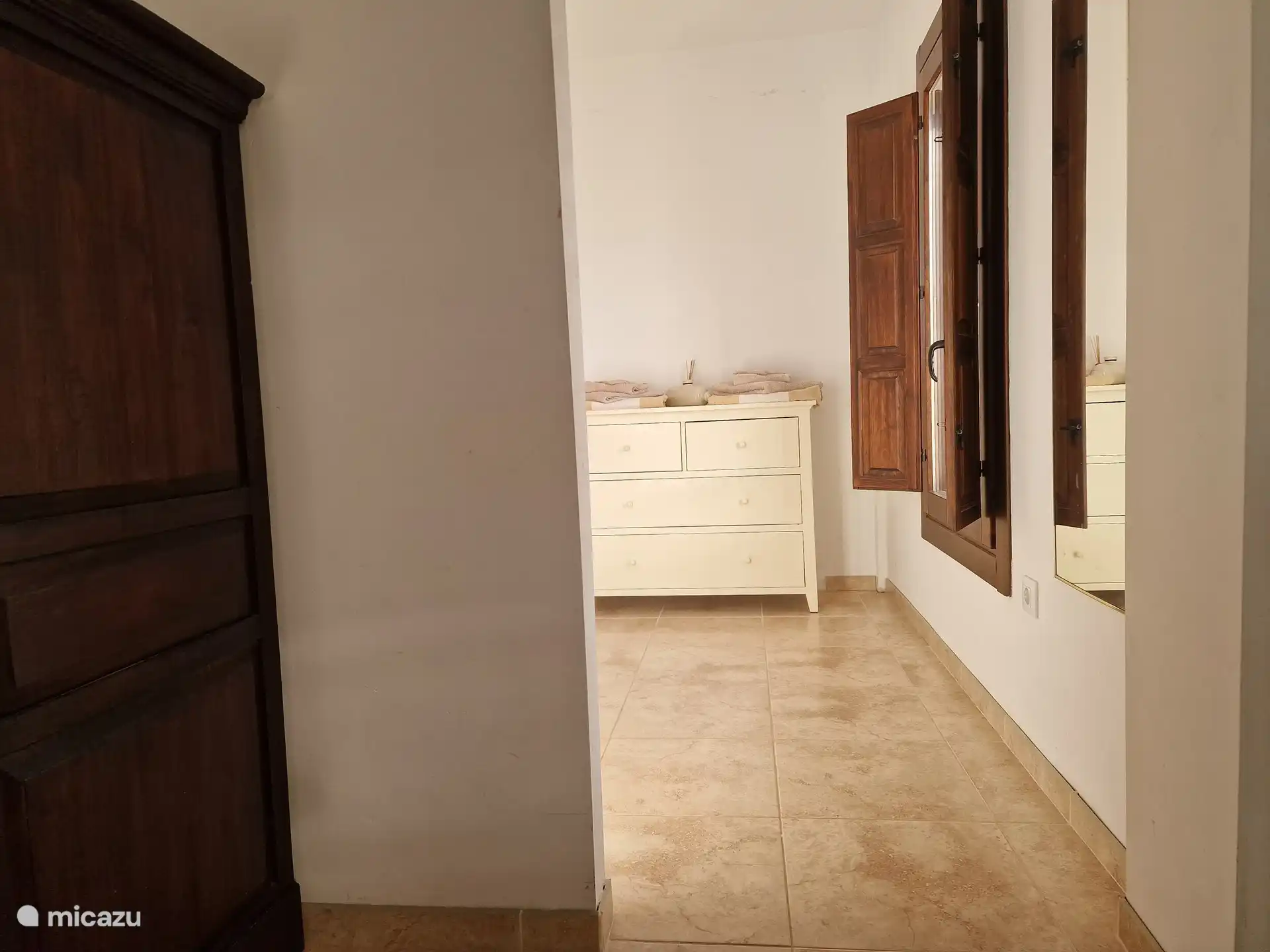 Blick auf den Flur des Badezimmers und des Anzugs.