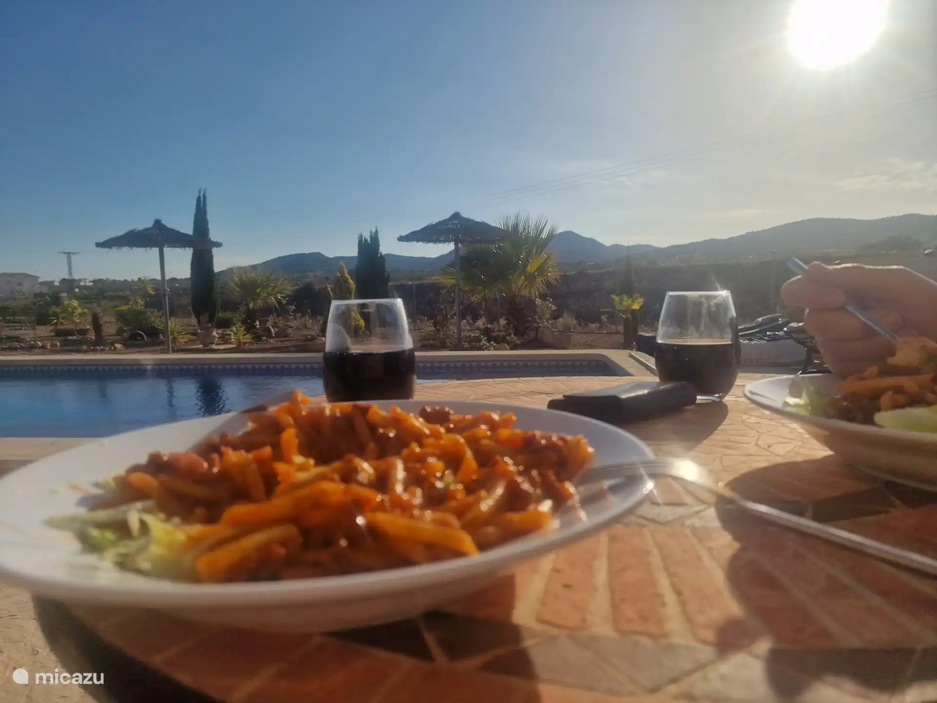 Genießen Sie das Abendessen auf der Terrasse am Pool