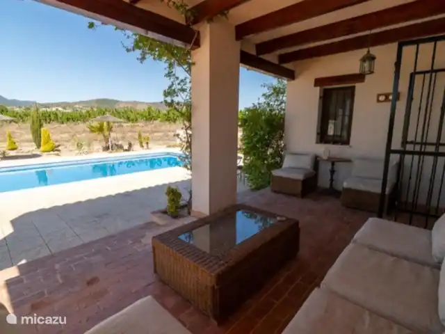 Villa Candelaria en España, Murcia, Murcia - villa Vista de la piscina desde la terraza cubierta