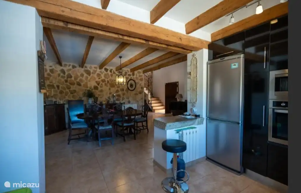 Das Esszimmer von der Küche aus gesehen. Die Stühle wurden inzwischen durch Esszimmerstühle aus Samt ersetzt. Neue Innenraumfotos folgen noch in diesem Jahr.