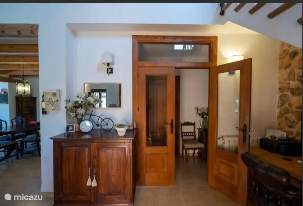 Die Doppeltüren bieten Zugang zu den Schlafzimmern und Bädern