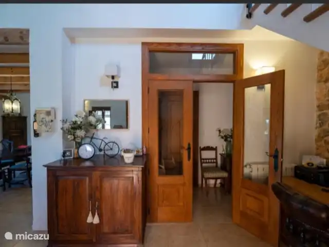 Villa Candelaria en España, Murcia, Murcia - villa Las puertas dobles que dan acceso a los dormitorios y baños