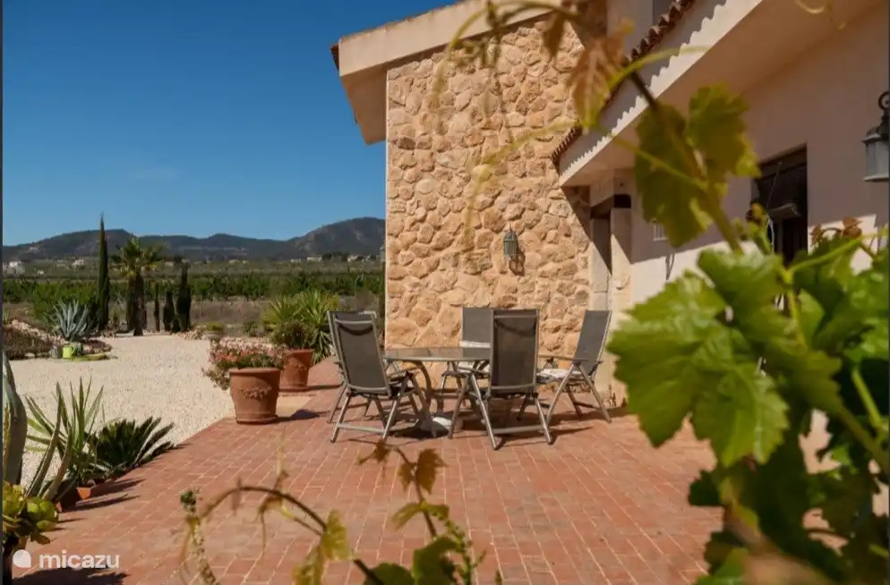 Auf dieser seitlichen Terrasse können Sie morgens die Sonne genießen