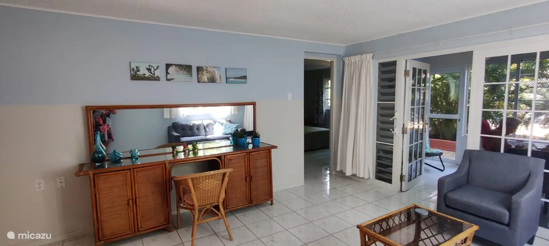 Sala de estar a la derecha y acceso al dormitorio y baño con ducha