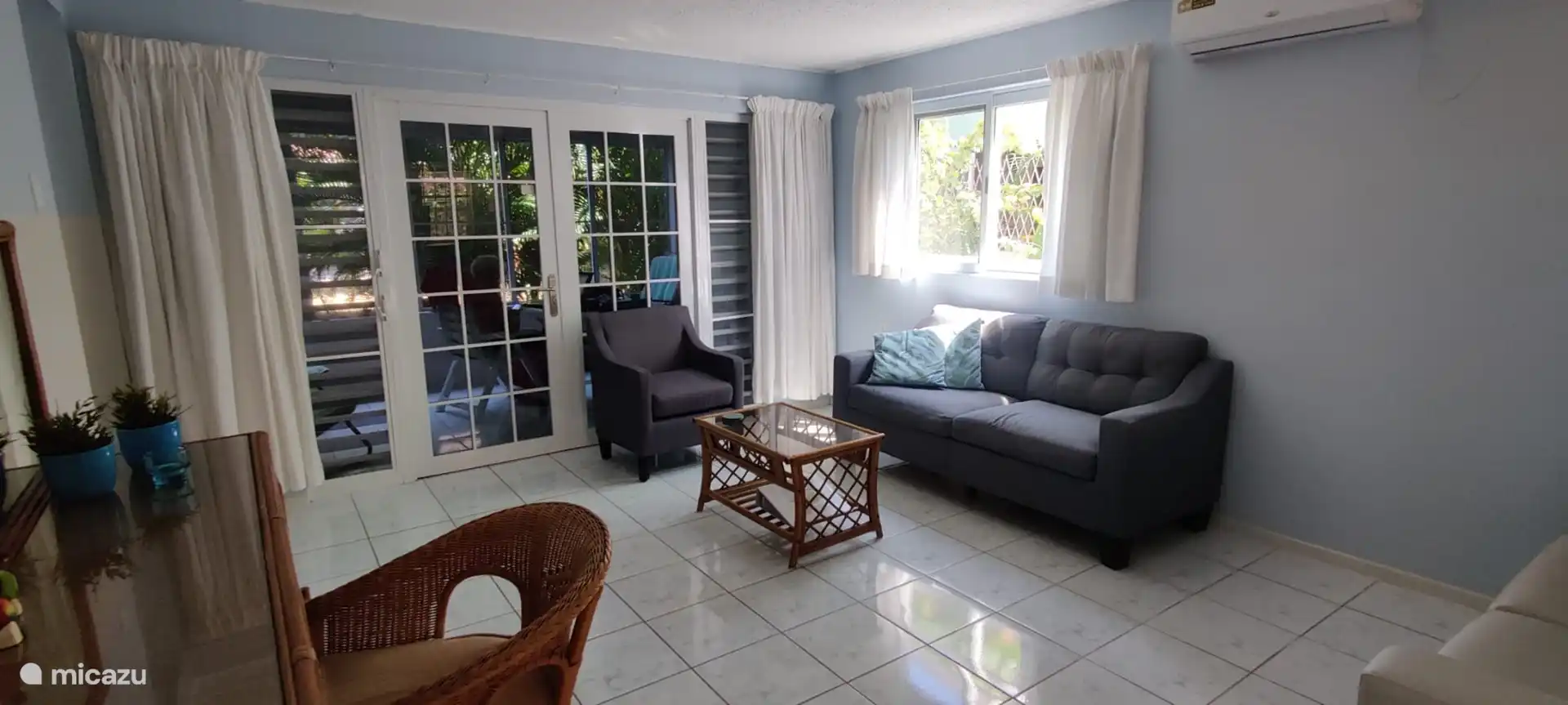 Sala de estar desde el aparador con puertas cerradas hasta la zona de estar al aire libre