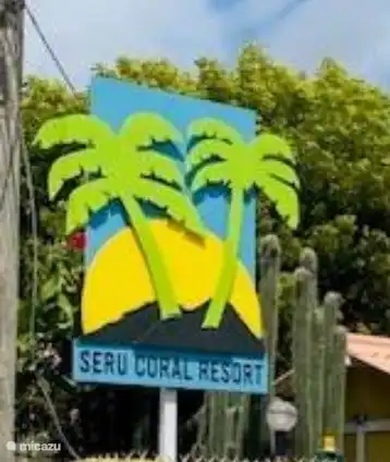Letrero del complejo Seru Coral, en la entrada del complejo 