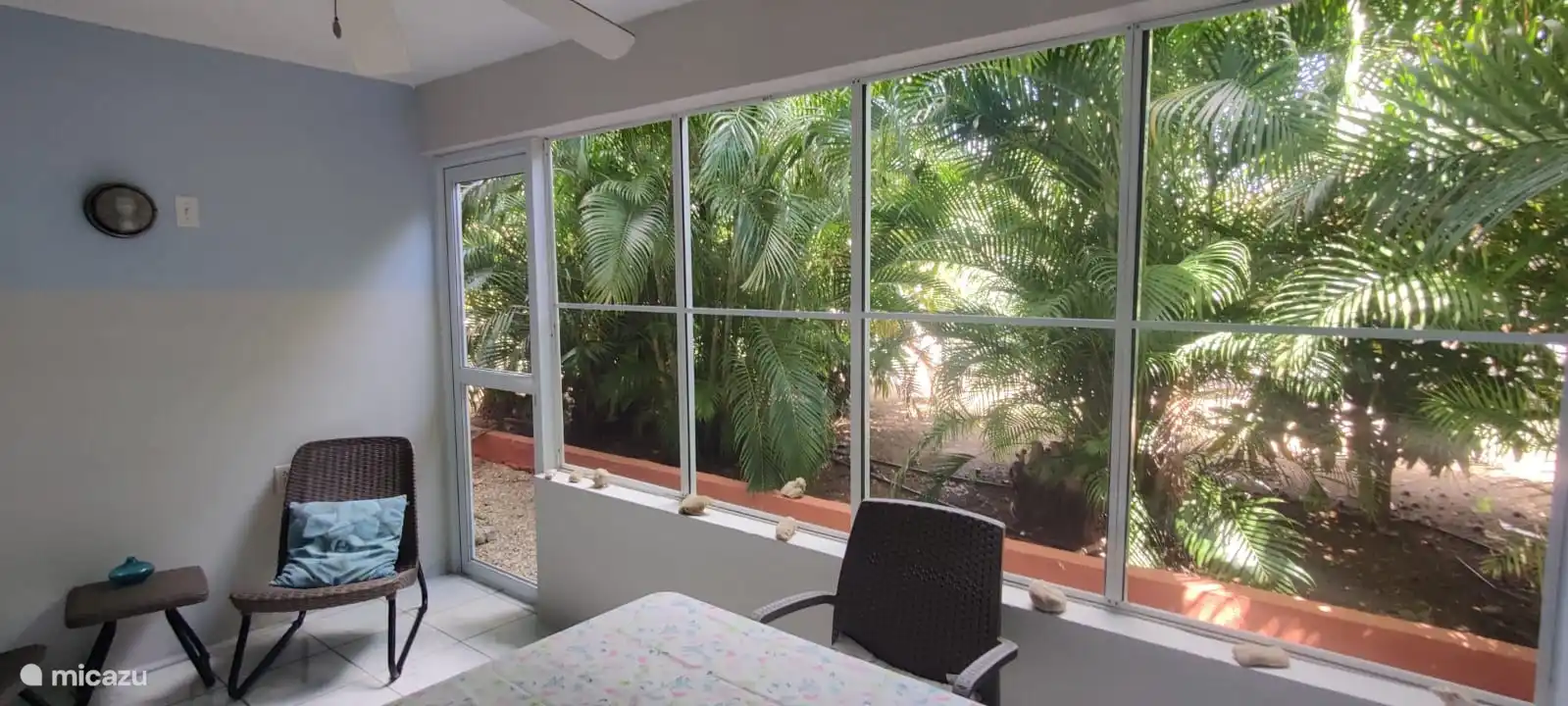 Balcón en la planta baja, zona de estar con mosquiteras