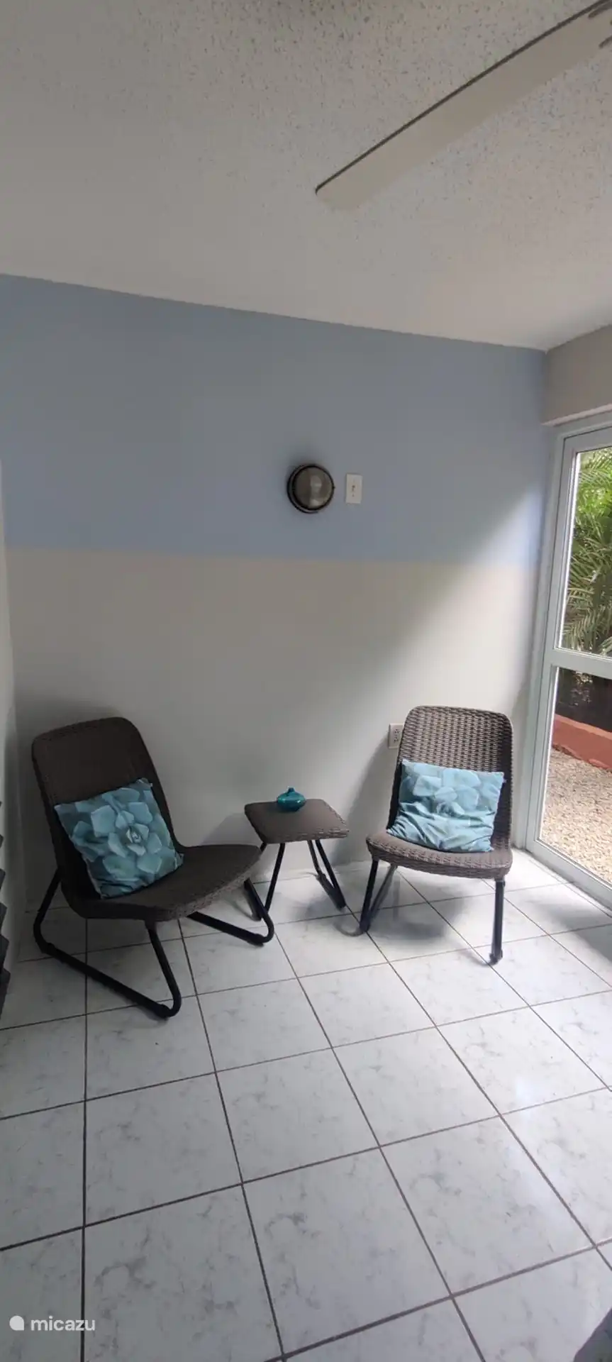 Sillas de relax en el balcón de la planta baja