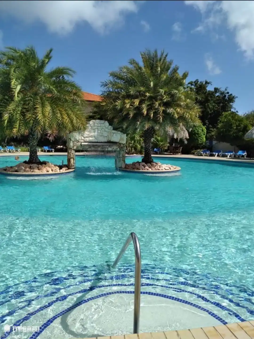 Preciosa piscina con escalones, para poder entrar al agua tranquilamente, con un precioso jardín tropical