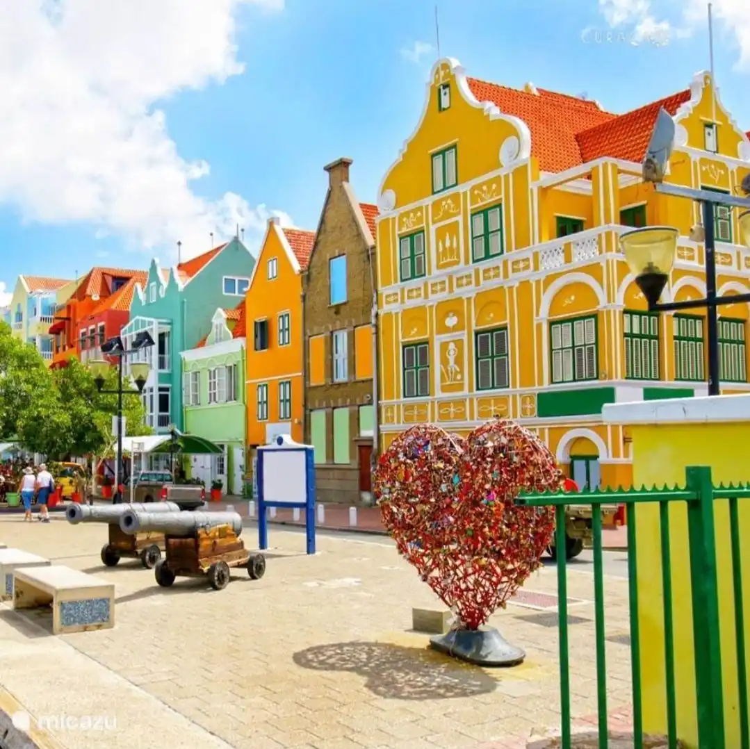Los hermosos colores de las casas de Willemstad en el puente de la libra