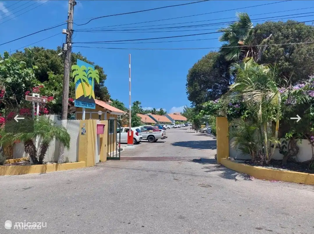 Entrada con valla / barrera de seguridad