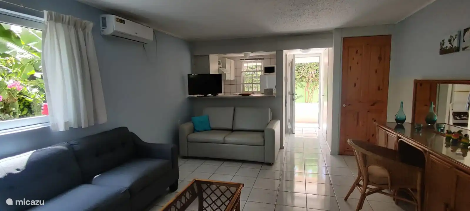 Amplio salón con sofá cama