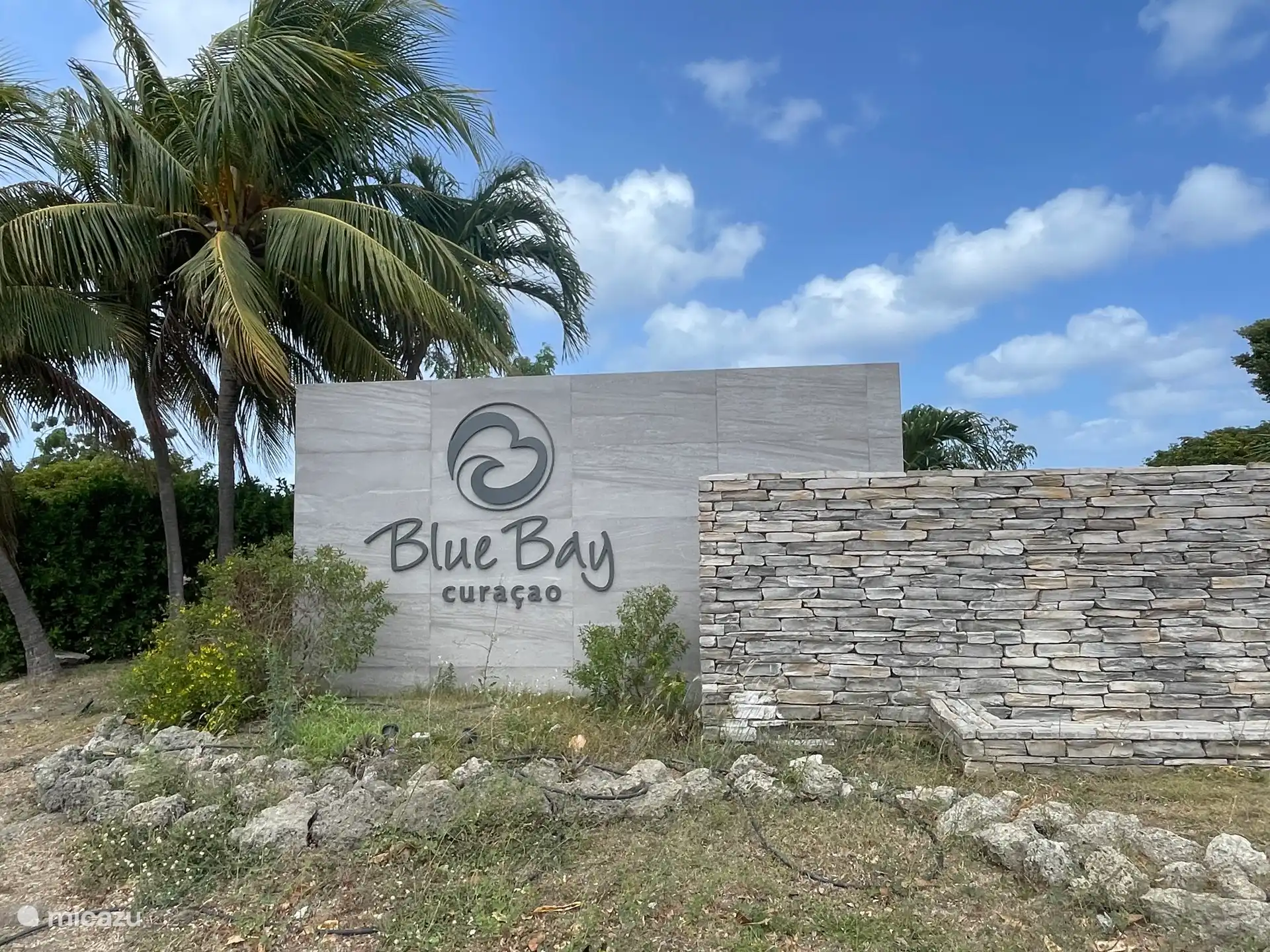 Der Eingang zum Resort. Willkommen in Blue Bay!