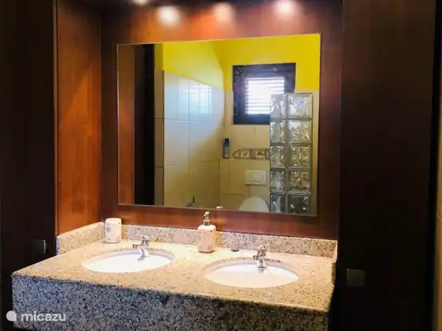 villa huren in Curaçao, Curacao-Midden, Sint Michiel – Blue Bay Village: Villa Bon Bista Ensuite badkamer bij master bedroom