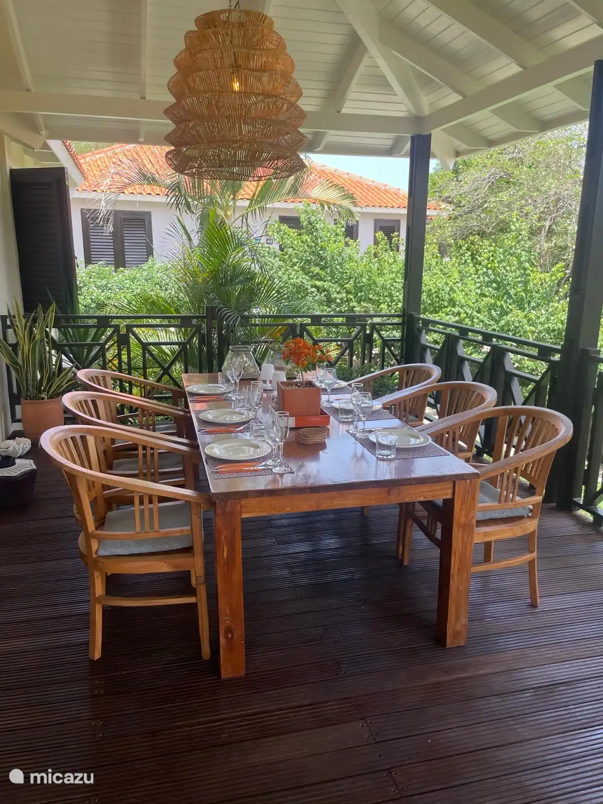 Auf der Veranda können Sie draußen essen