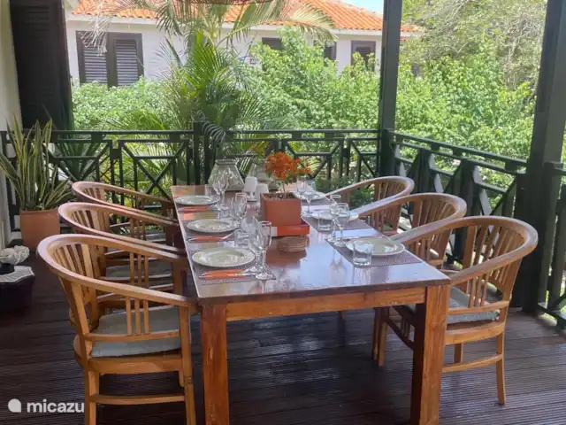 villa huren in Curaçao, Curacao-Midden, Sint Michiel – Blue Bay Village: Villa Bon Bista Op de porch kun je heerlijk buiten eten