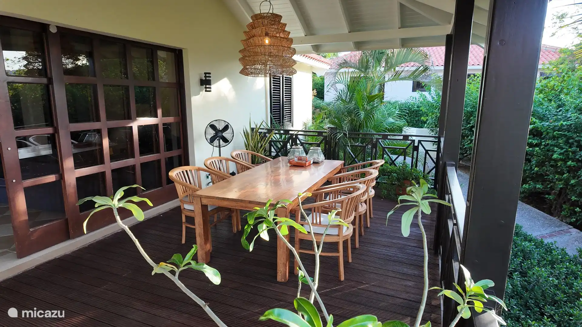 Du kannst draußen auf der Terrasse essen.