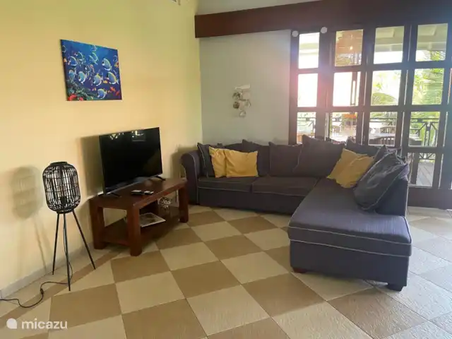 villa huren in Curaçao, Curacao-Midden, Sint Michiel – Blue Bay Village: Villa Bon Bista Woonkamer uitgerust met ruime hoekbank