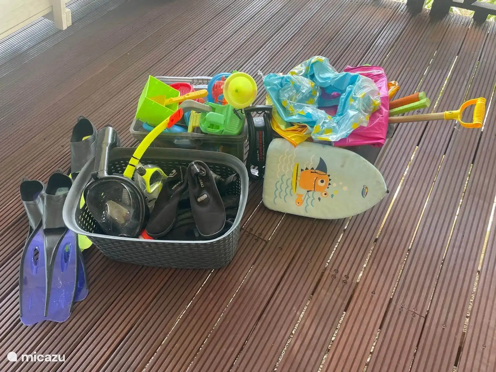 Große Auswahl an Spielzeug, Hüpfburgen und Schnorchelausrüstung für den Strand