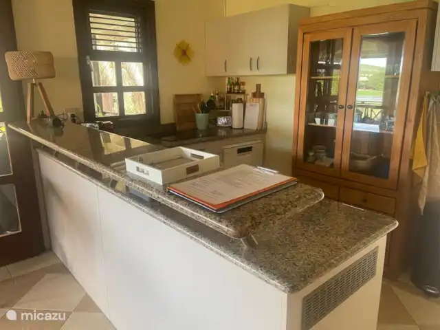 villa huren in Curaçao, Curacao-Midden, Sint Michiel – Blue Bay Village: Villa Bon Bista De keuken is uitgerust met elektrische kookplaat, combi magnetron oven en vaatwasser, en verschillende apparatuur