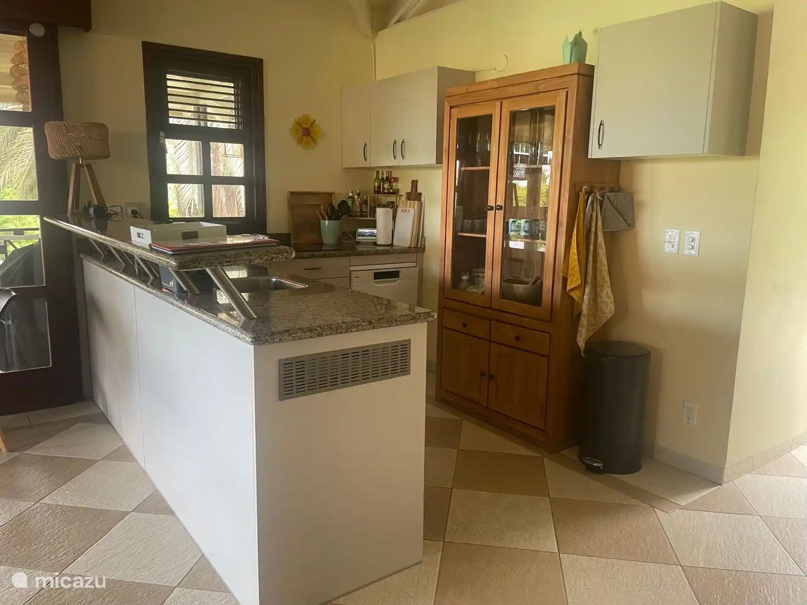 Die Küche ist mit Elektroherd, Kombi-Mikrowelle und Geschirrspüler sowie verschiedenen Geräten ausgestattet