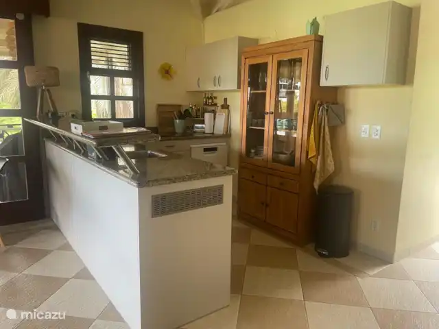 villa huren in Curaçao, Curacao-Midden, Sint Michiel – Blue Bay Village: Villa Bon Bista De keuken is uitgerust met elektrische kookplaat, combi magnetron oven en vaatwasser, en verschillende apparatuur