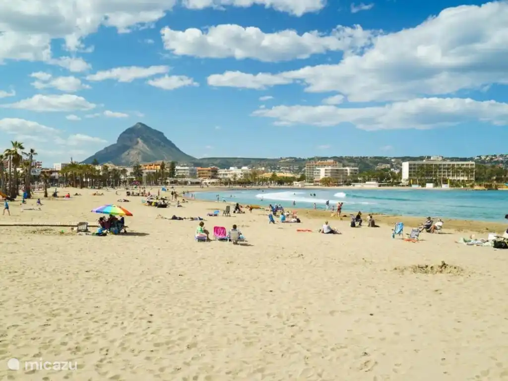 Plage de l’Arenal (3 minutes à pied)