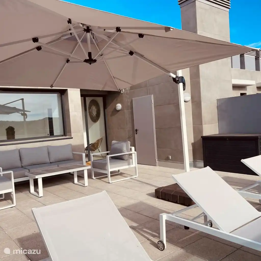 Beach House (Penthouse + Rooftop)