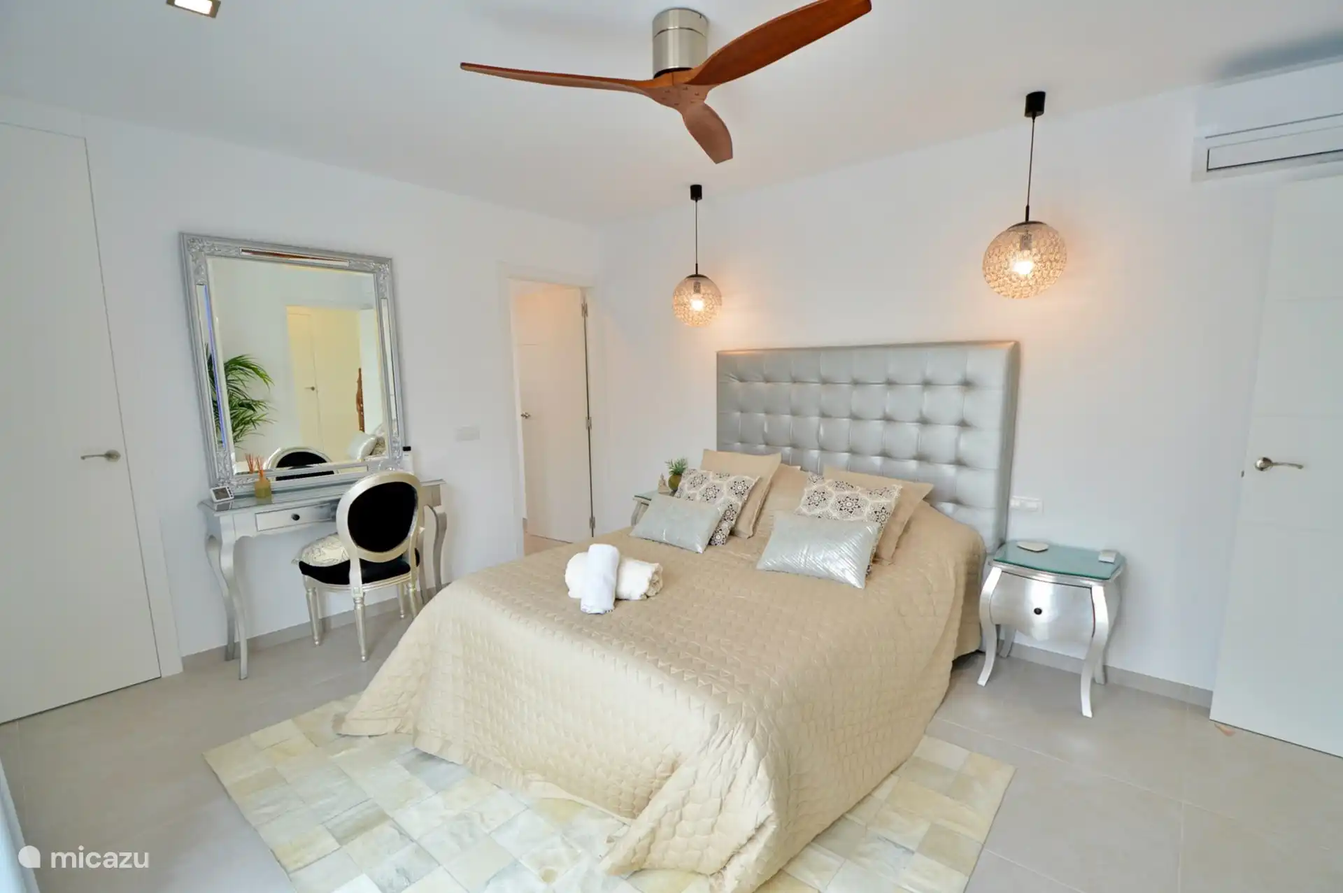 Dormitorio principal 2 con puertas a la zona de la piscina 