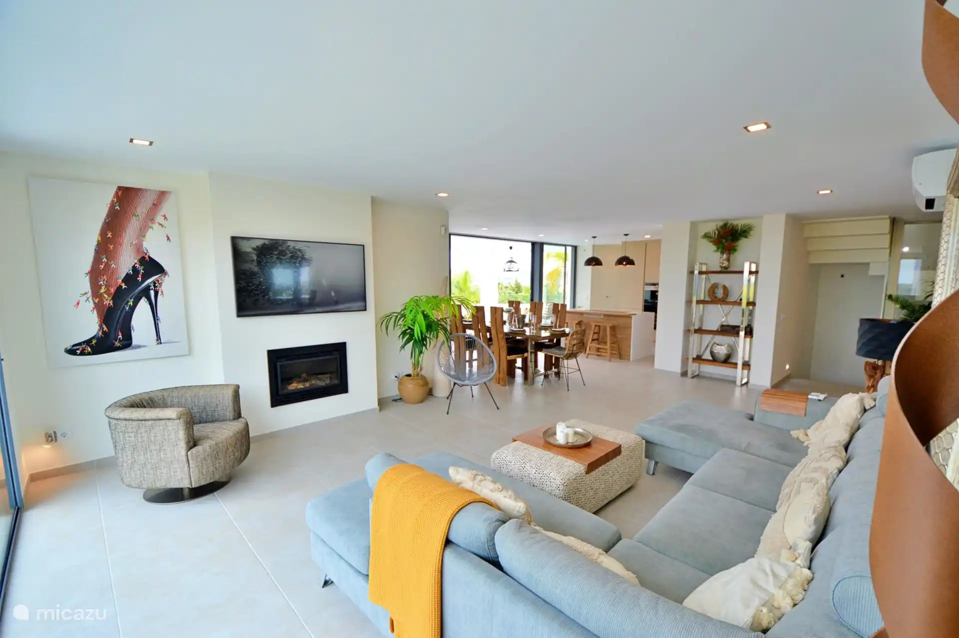 Sofás grandes en salón de planta abierta 