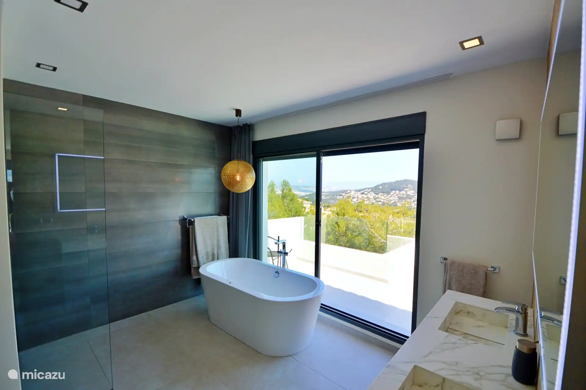 Baño con ducha a la vista también en este dormitorio 
