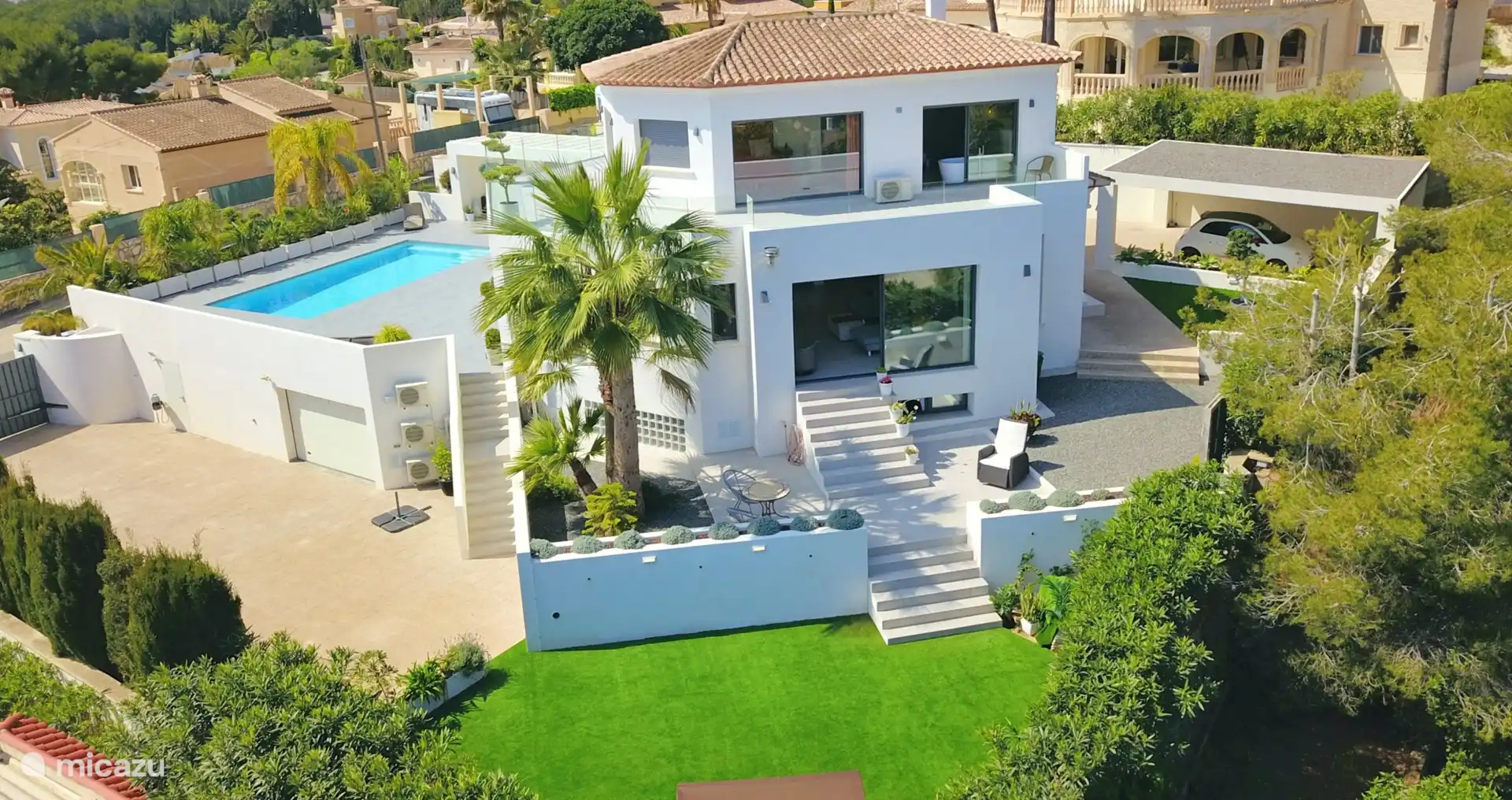 Zona ajardinada con solárium inferior 