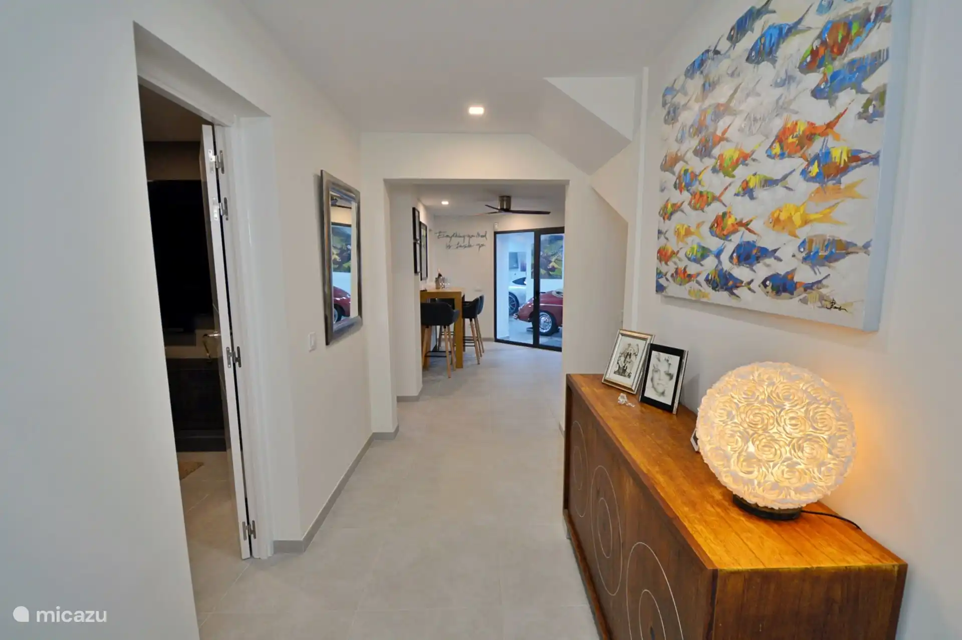 El pasillo del sótano conduce al bar 