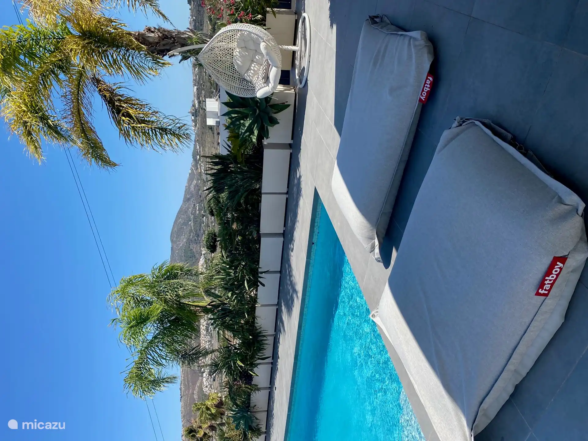 Sillas para el área de la piscina 