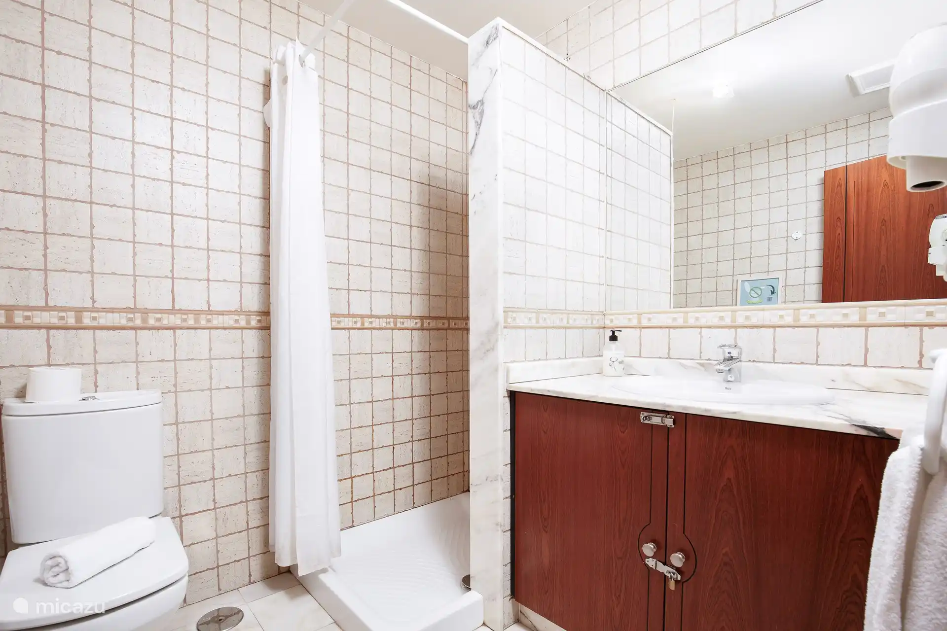 Badezimmer mit Dusche