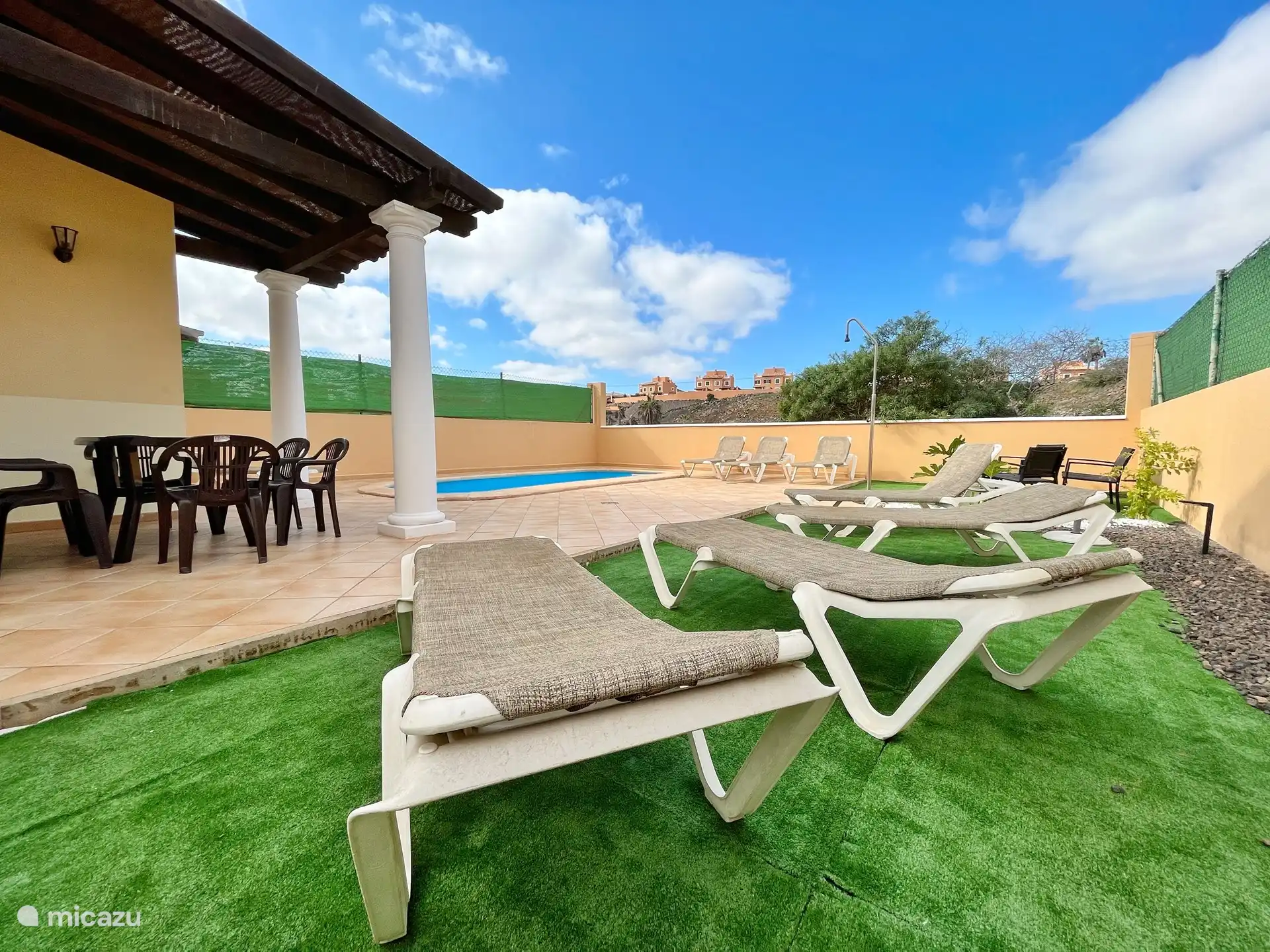 Garten mit Swimmingpool