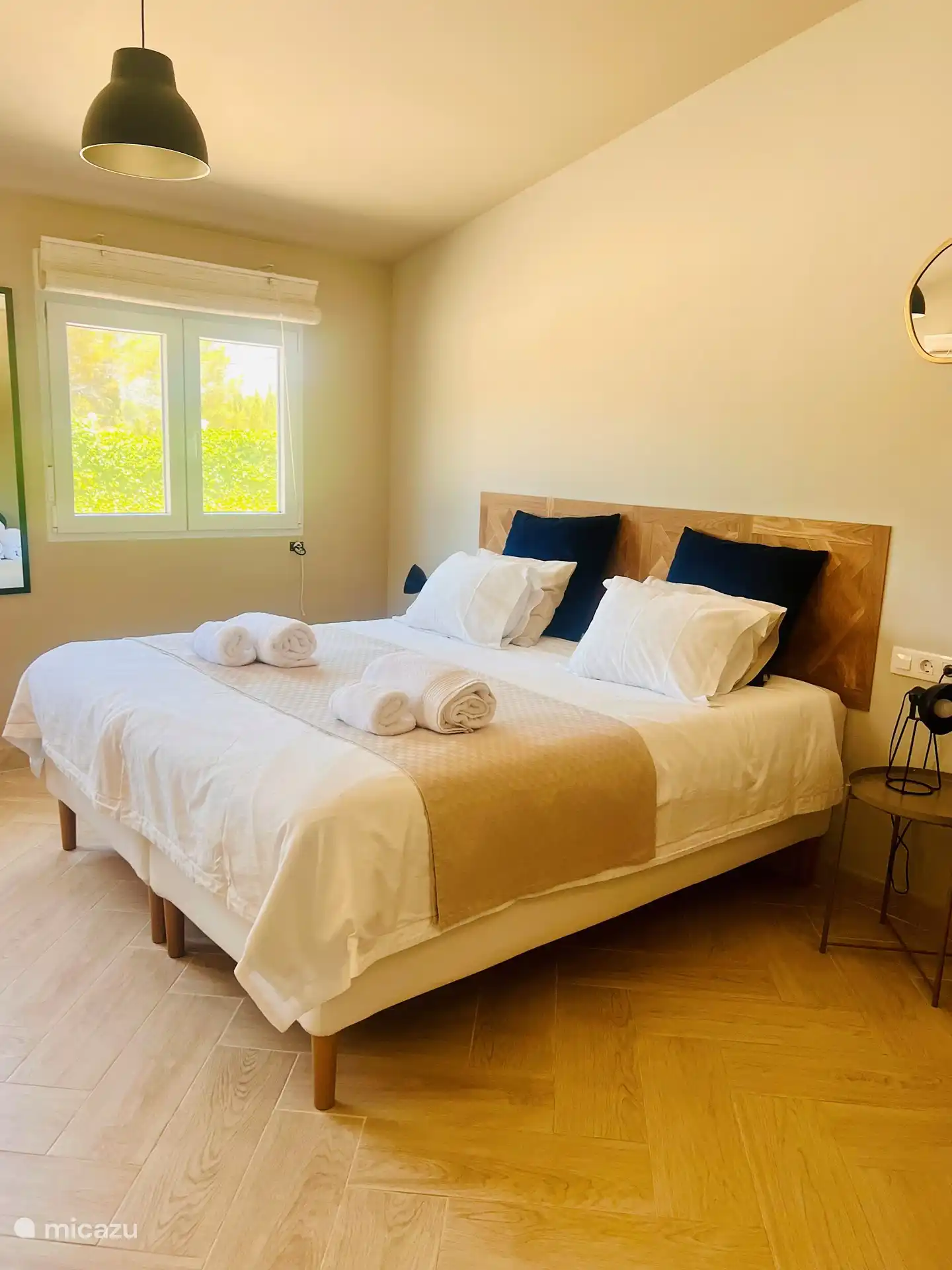 Su encantadora cama king-size (1,80 m x 2,00 m)