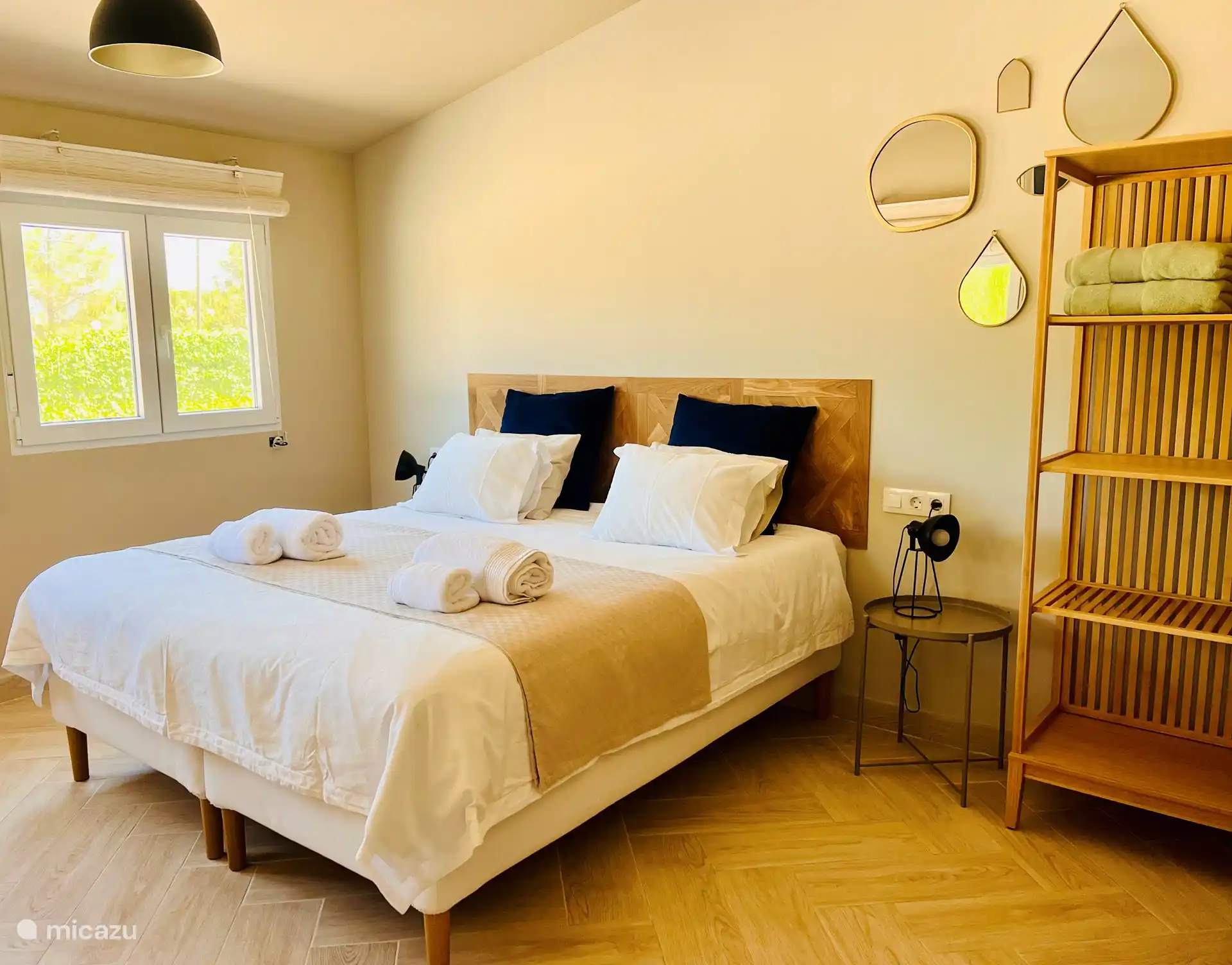 Su cama king size en el dormitorio (1.80m x 2.00m). Con el armario al lado.