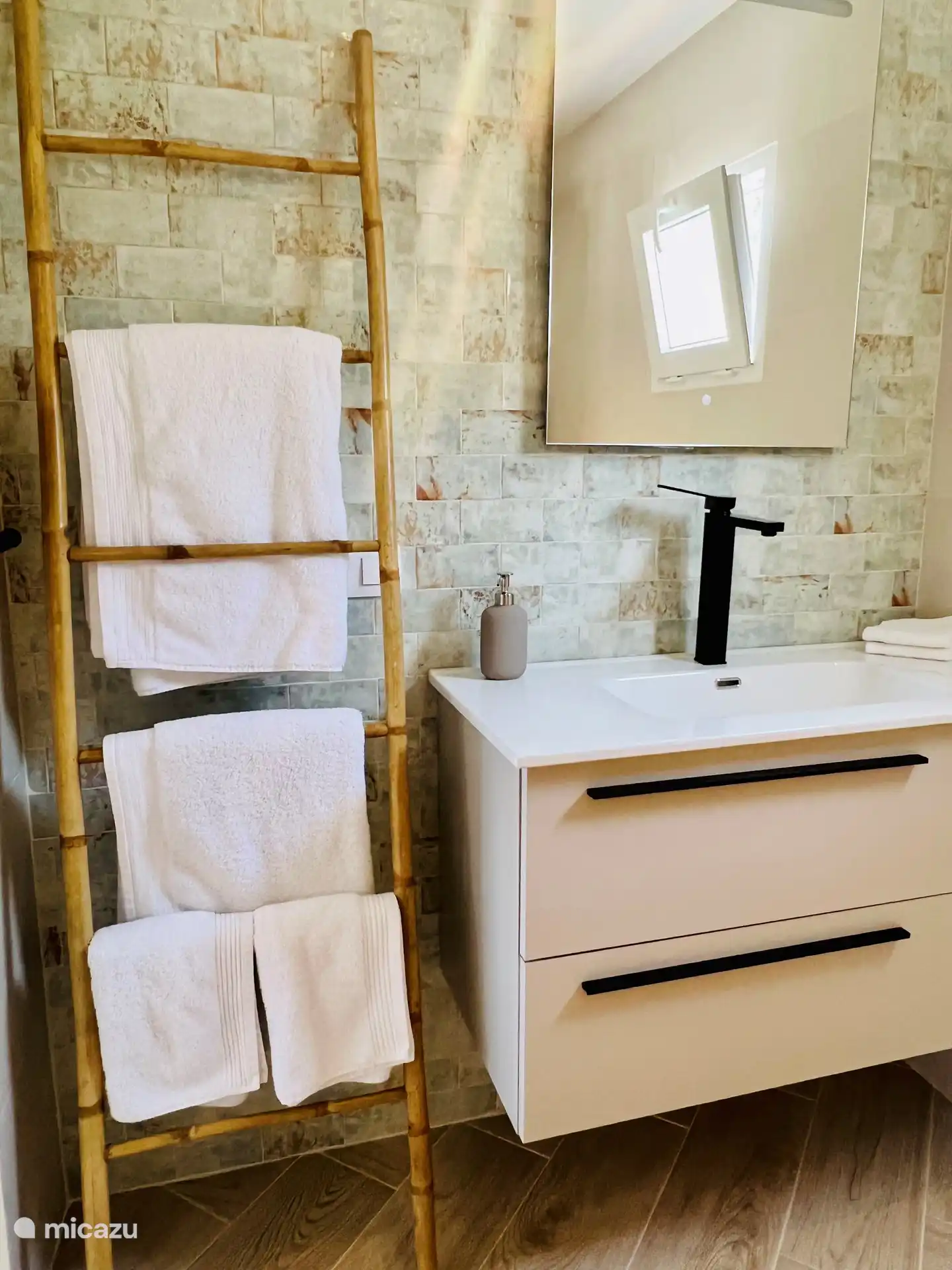 Moderno baño en suite.