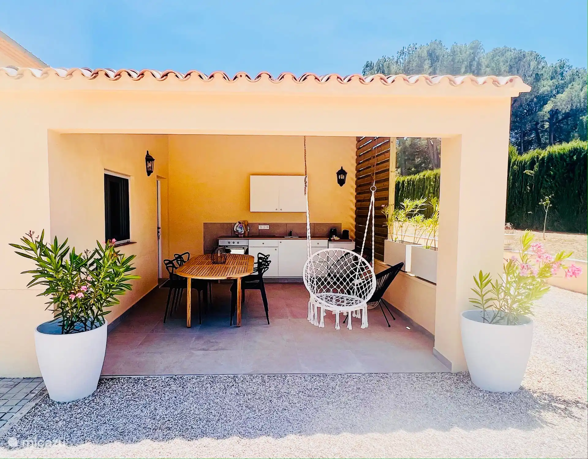 Vista frontal de su terraza privada con cocina al aire libre.