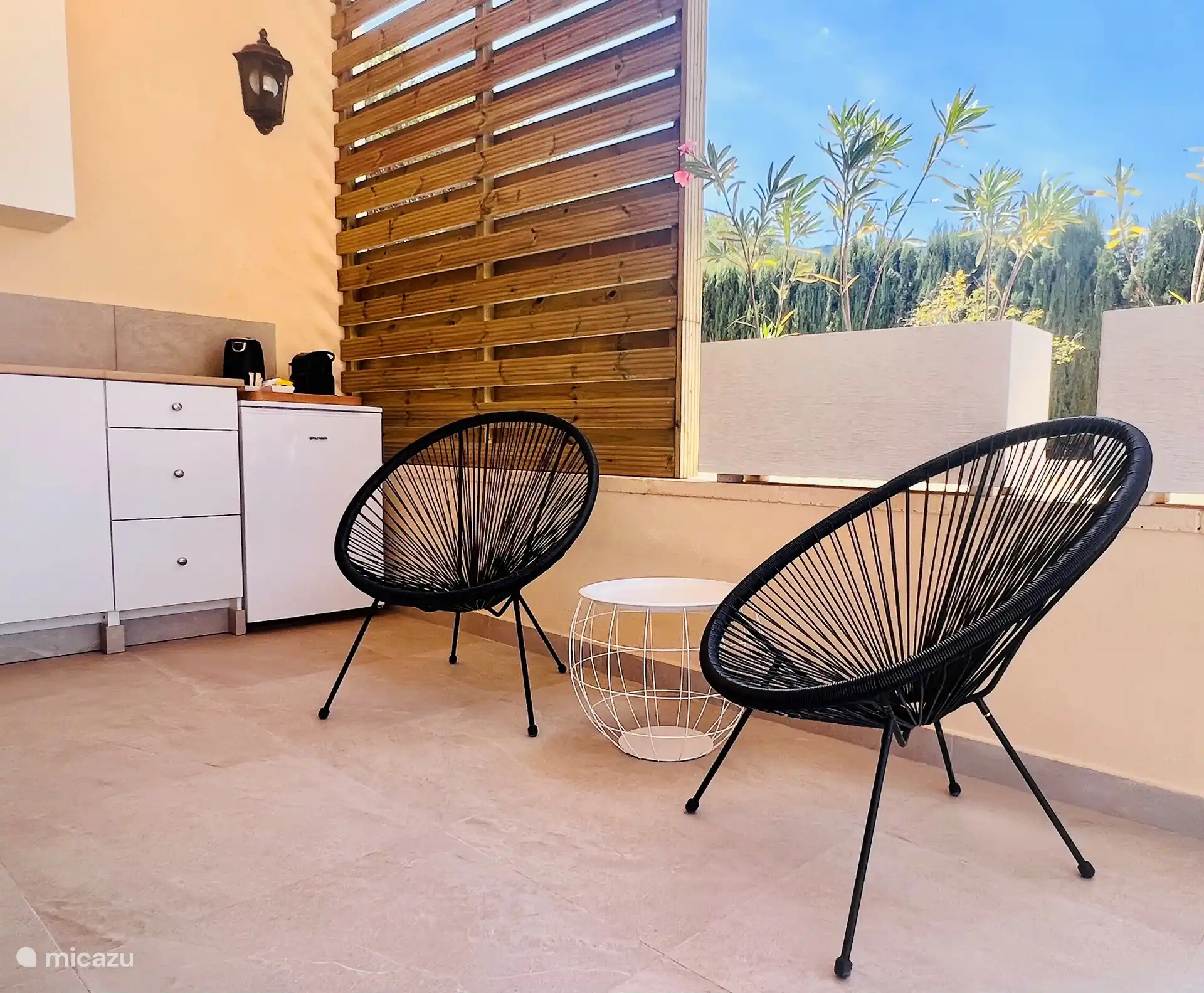 2 tumbonas bajas para relajarse en su terraza privada