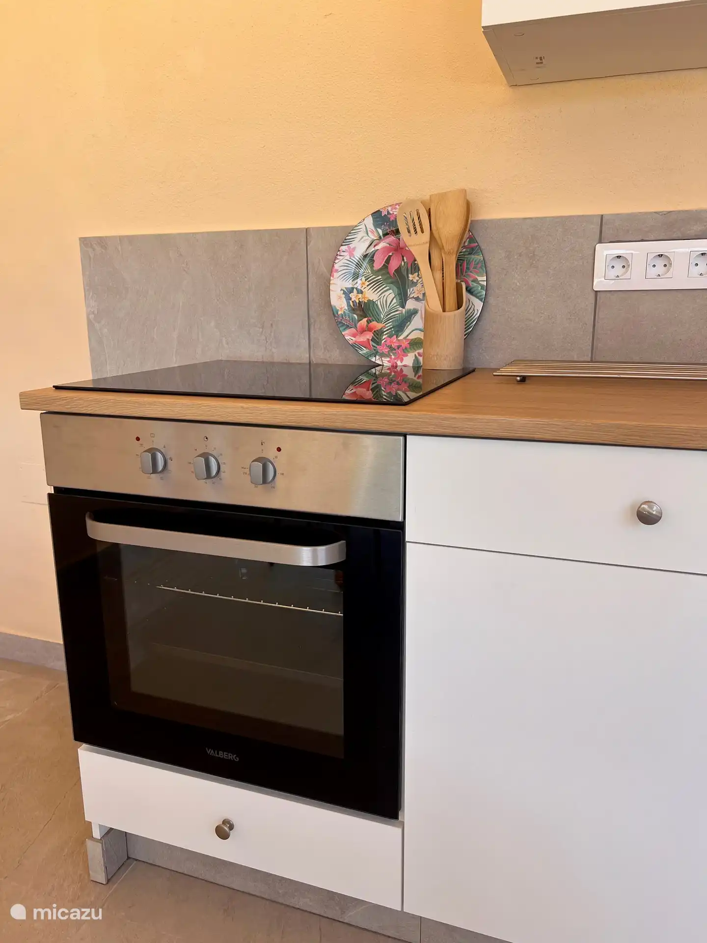 Placa de inducción con 3 fuegos y horno.
