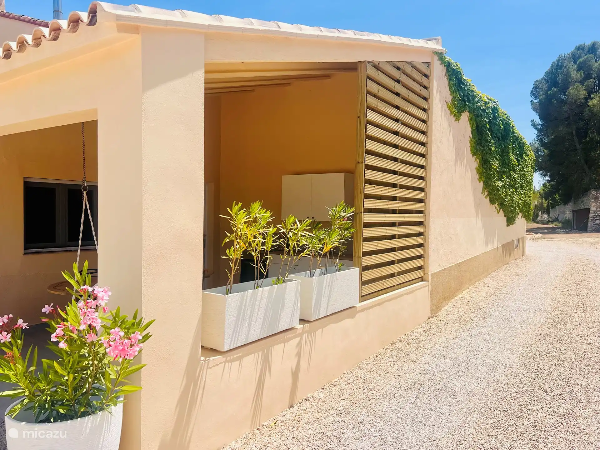 Vista lateral de la terraza privada con cocina al aire libre