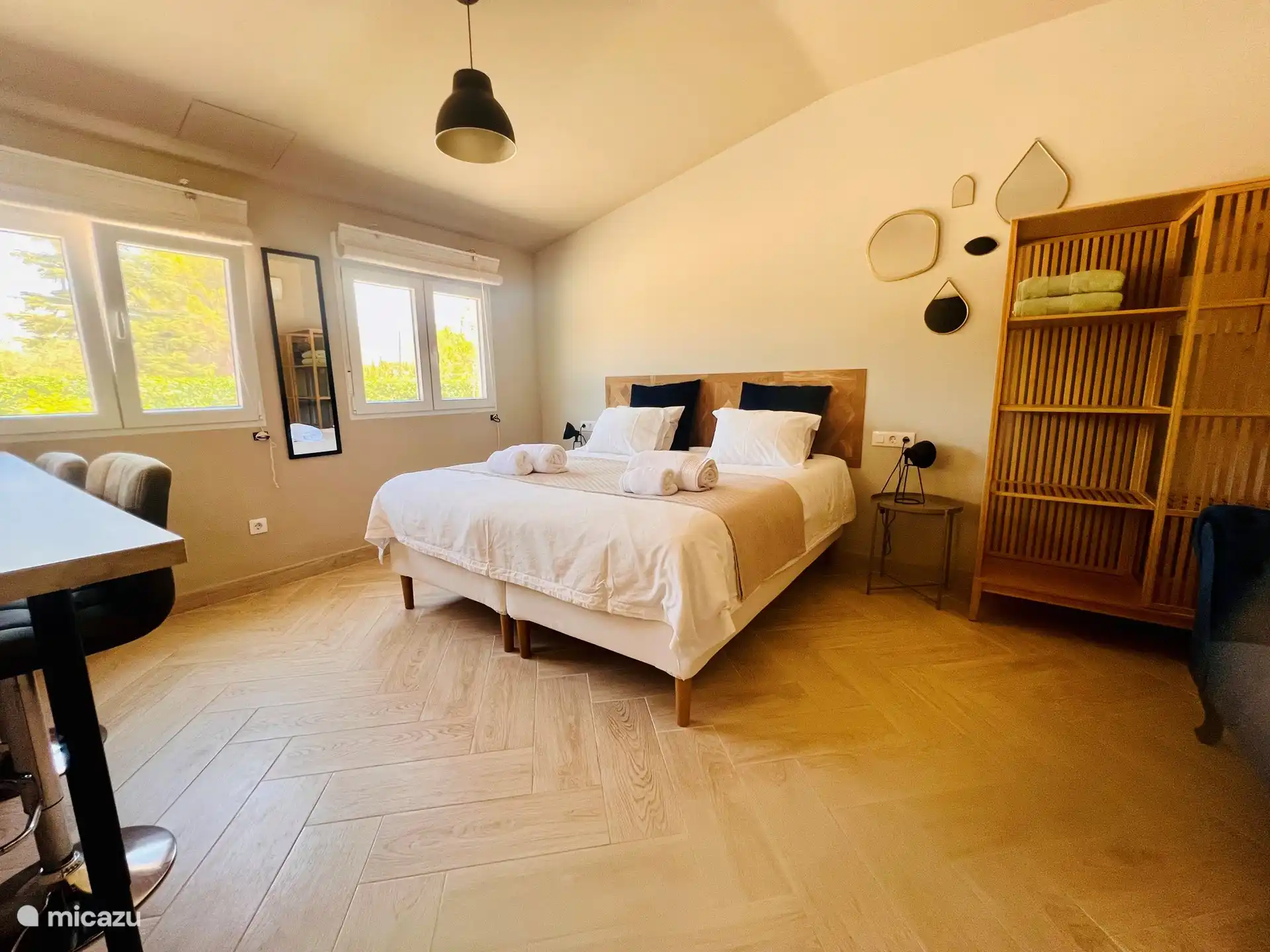 Su encantador y luminoso dormitorio.