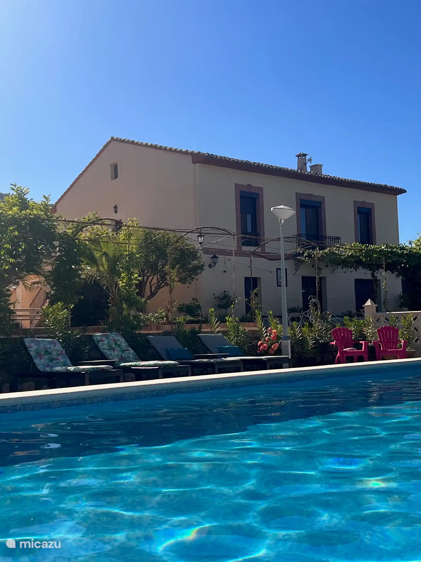 La casa principal con piscina. Visto desde este lado, su habitación está en el otro lado. Puedes, junto con nuestros huéspedes del B&B, utilizar la piscina y la terraza delantera. Además, tienes tu propia terraza privada en tu habitación.